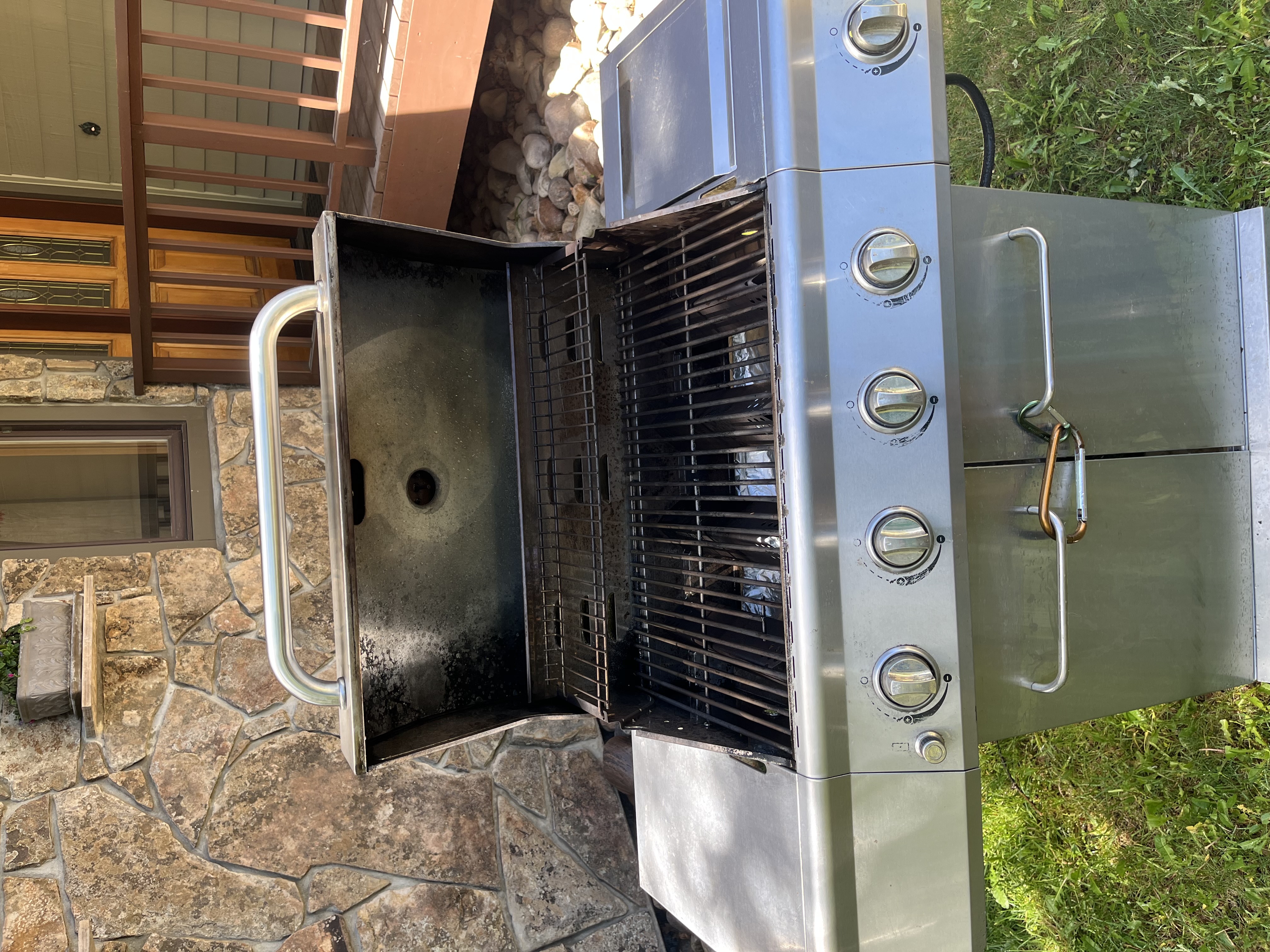 Dirty grill ready for a BAP Grills cleaning